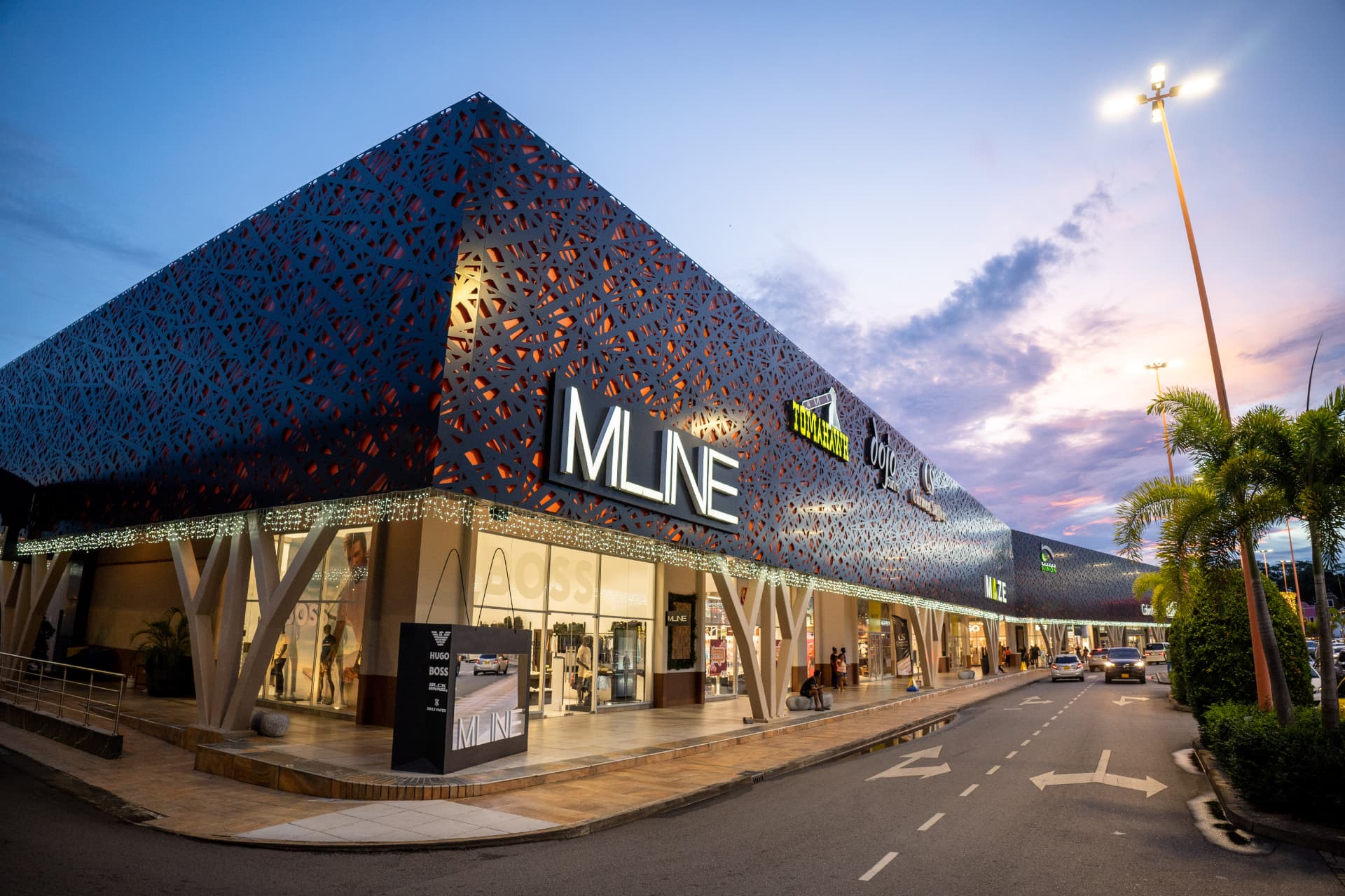 International Mall of Suriname in de avondschemering